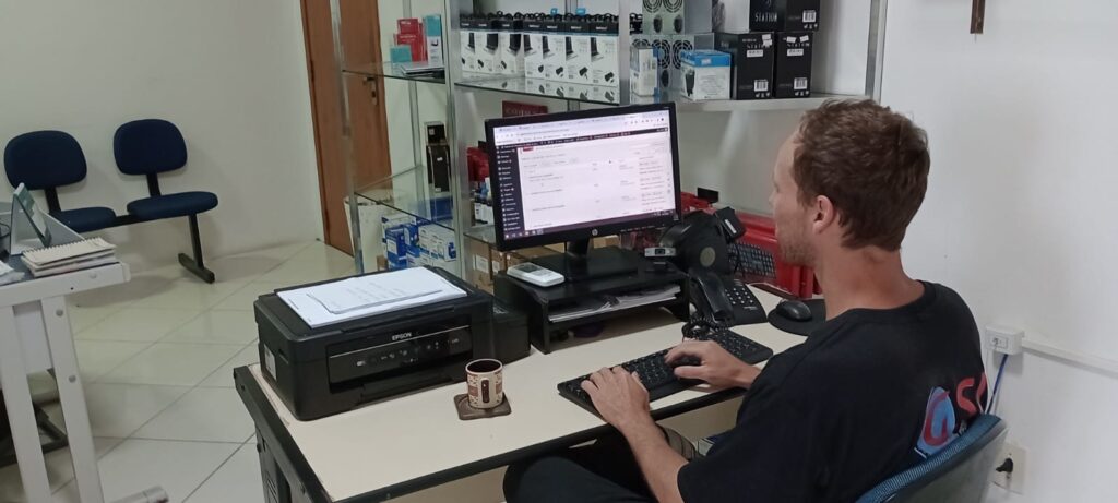 Técnico da GSI trabalhando na loja