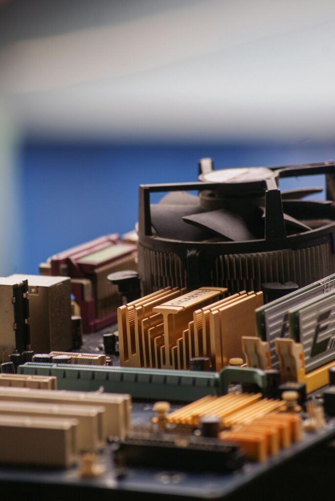 Linda imagem de uma placa-mãe de computador com componentes em destaque